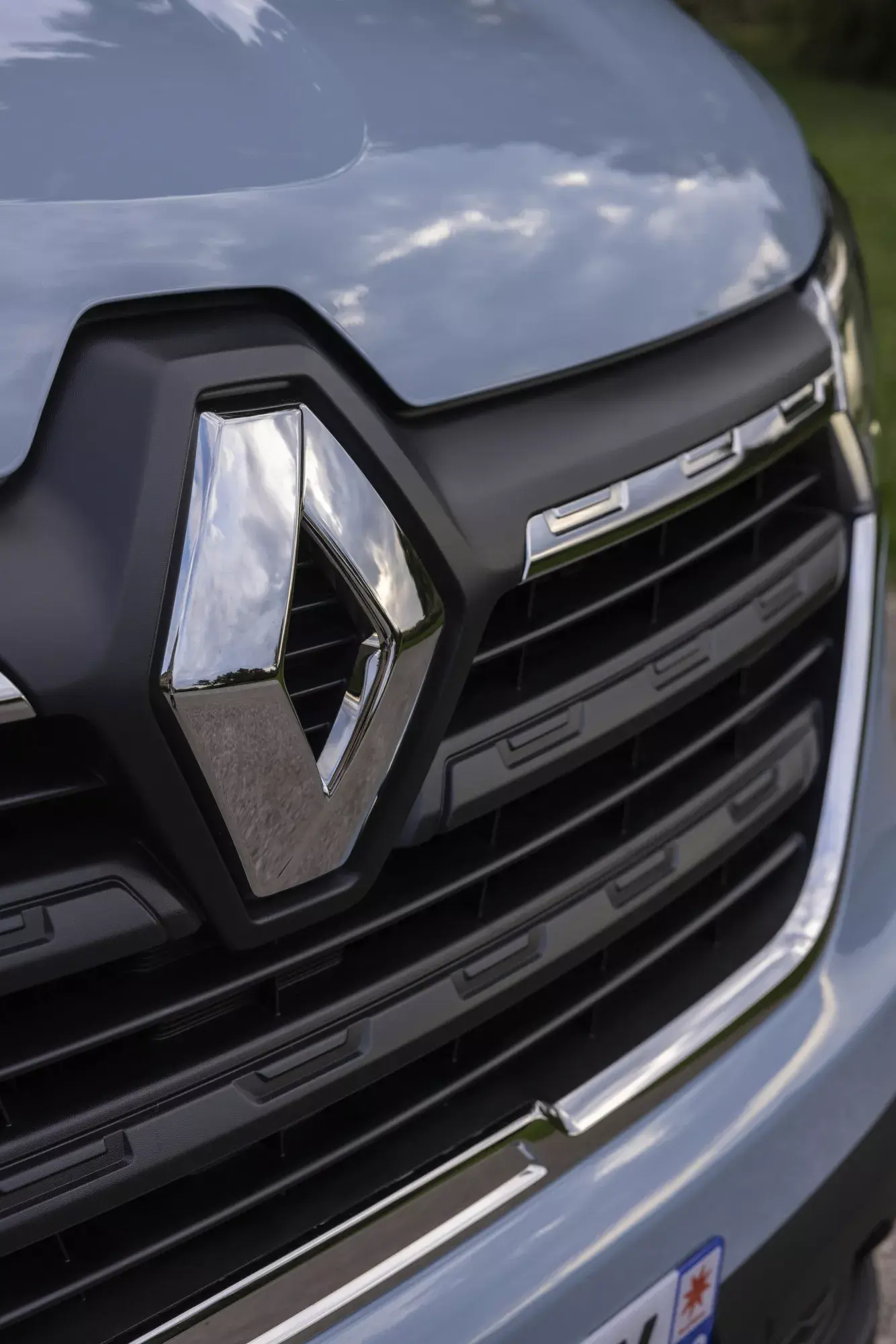 Renault Trafic front design with C-shaped LED headlights